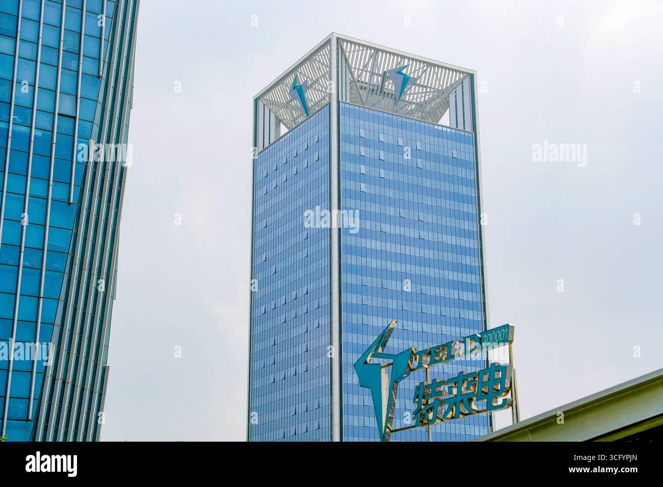 QINGDAO, CINA - 25 AGOSTO 2025 - il primo "super-scale zero-carbon building" al mondo, Qingdao, provincia di Shandong, Cina, 25 agosto, 2025. questo edificio ha raggiunto l'autosufficienza del 100% nell'elettricità verde attraverso tecnologie quali pareti fotovoltaiche integrate, stoccaggio dell'energia delle batterie secondarie e la carica e lo scarico coordinati dei nuovi veicoli energetici, riducendo le emissioni di carbonio di circa 2.500 tonnellate all'anno. Foto Stock