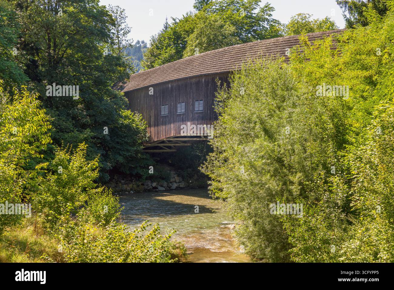 Lo storico ponte coperto di legno Hasle-Rüegsau, una struttura a capriata ad arco di importanza nazionale, attraversa il fiume Emme nella valle dell'Emmental. Foto Stock