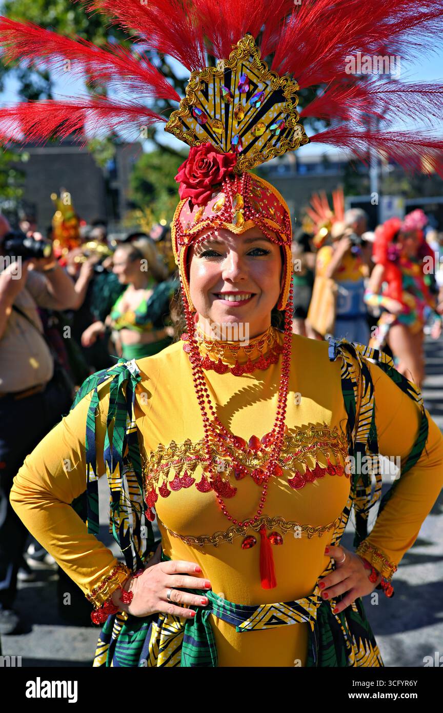 LONDRA, REGNO UNITO. 25 agosto 2025. La sfilata del Carnevale 2025 di Notting Hill è apprezzata da tutti in un'atmosfera fantastica, amichevole e tranquilla a Londra, Regno Unito. ( Credito: Vedi li/Picture Capital/Alamy Live News Foto Stock