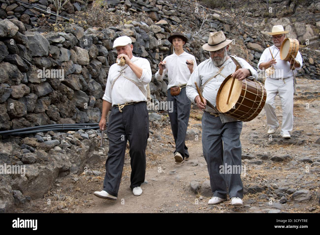 Tradizionale gruppo folk delle Canarie che suona lungo le strade, giorno delle tradizioni Chirche. Foto Stock