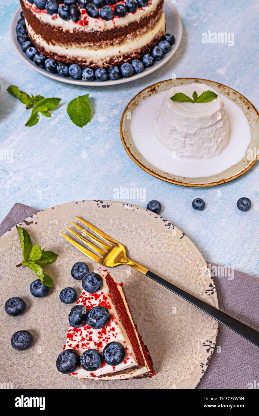 Torta di velluto rosso con pancetta croccante: Un condimento salato-dolce con mirtilli caramellati Foto Stock
