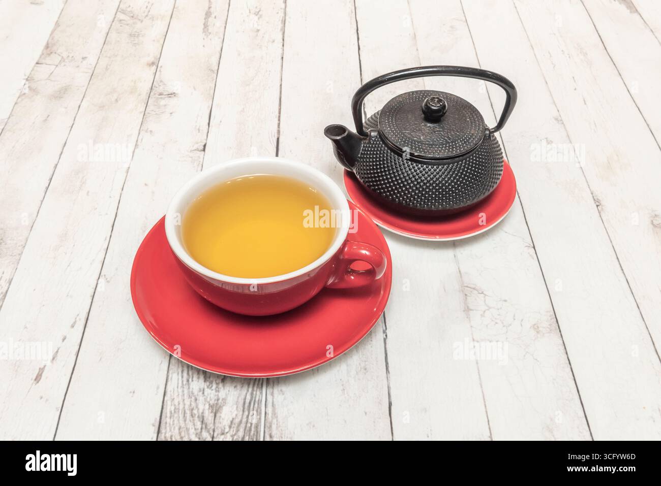 Tè al gelsomino con Lychee: Una bevanda esotica e fragrante con frutta intera al litchi e petali di gelsomino che fluttuano in un elegante bicchiere Foto Stock