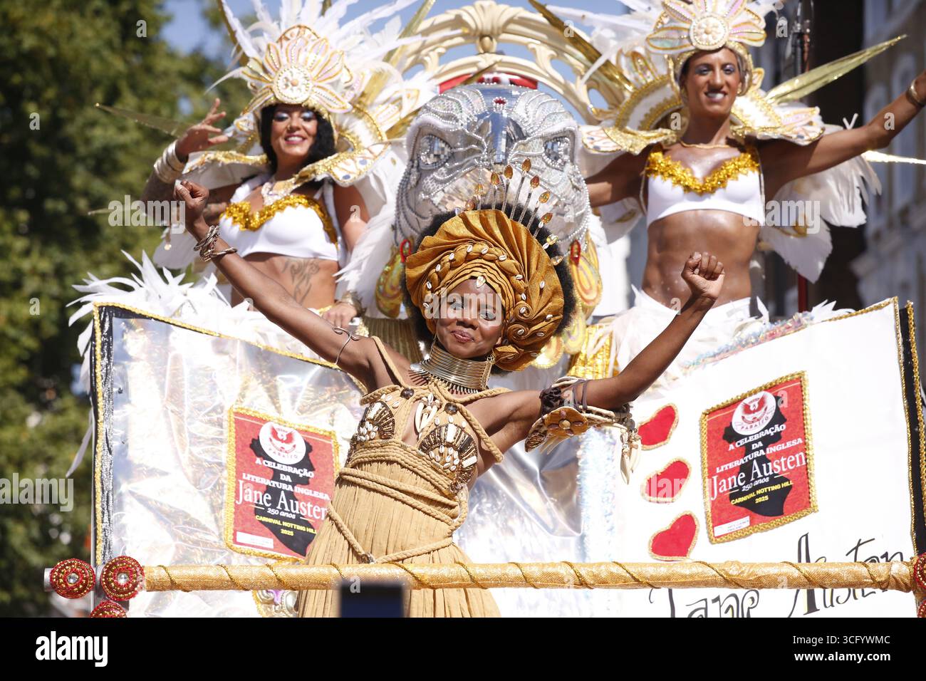 25 agosto 2025, Notting Hill, Londra, Inghilterra Notting Hill Carnival 2025 celebra le comunità afro-caraibiche di Londra spettacolari costumi, carri allegorici altamente decorati e danze per le strade segnano l'annuale Carnevale di Notting Hill. La folla affluisce per partecipare e guardare. Si vendono cibi e bevande tradizionali e la musica è ovunque. Foto: Roland Ravenhill/Alamy Foto Stock