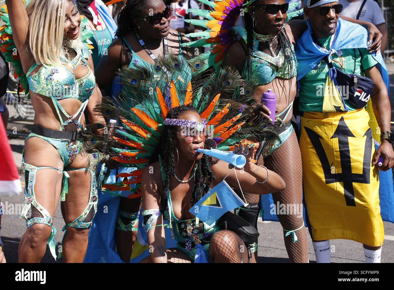 25 agosto 2025, Notting Hill, Londra, Inghilterra Notting Hill Carnival 2025 celebra le comunità afro-caraibiche di Londra spettacolari costumi, carri allegorici altamente decorati e danze per le strade segnano l'annuale Carnevale di Notting Hill. La folla affluisce per partecipare e guardare. Si vendono cibi e bevande tradizionali e la musica è ovunque. Foto: Roland Ravenhill/Alamy Foto Stock