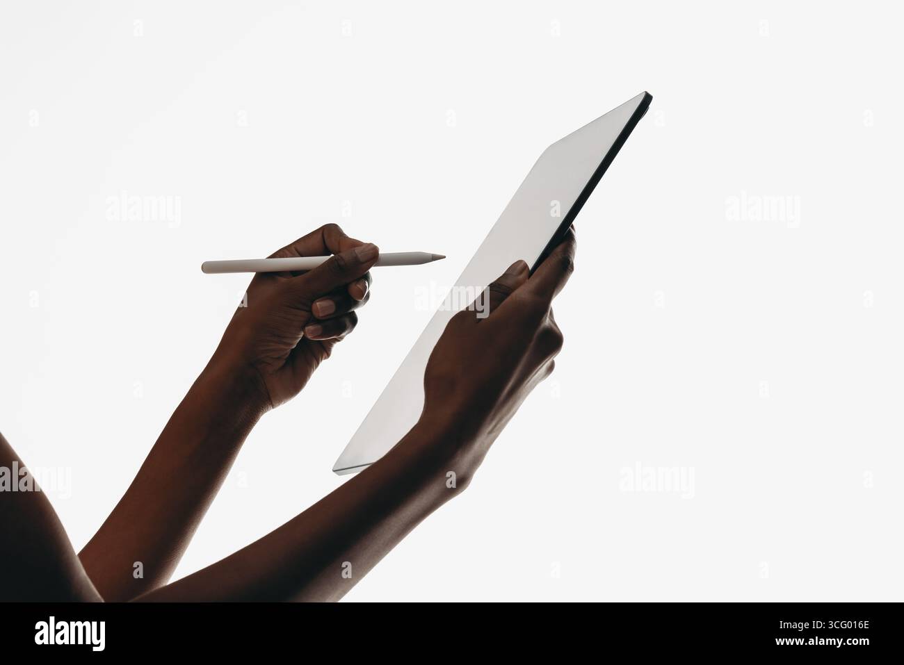 Primo piano di mani che tengono un tablet e uno stilo, evidenziando la tecnologia e i flussi di lavoro creativi. Foto Stock