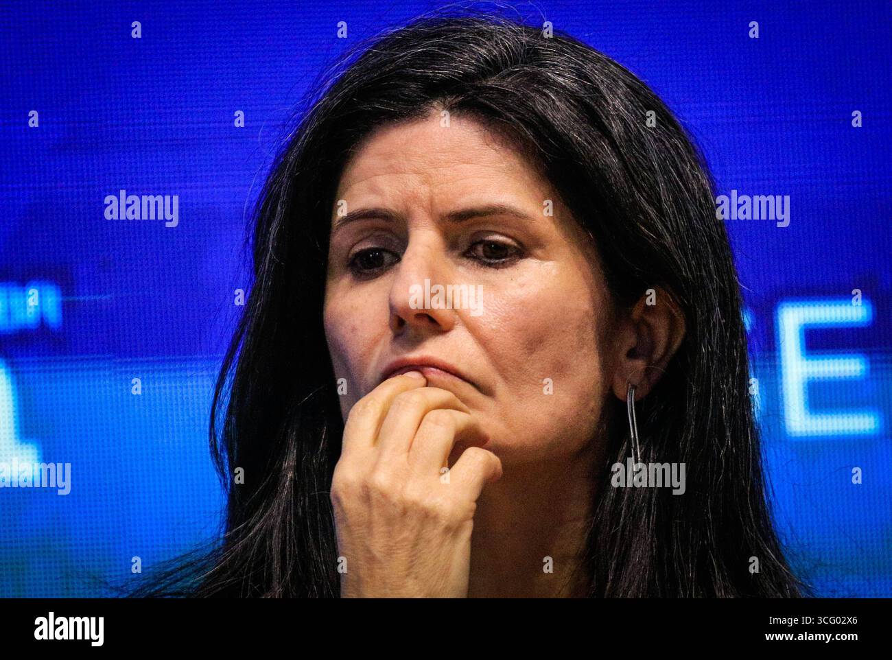 São PAULO, SP - 25.08.2025: Seminário BRASIL HOJE - Esfera Brasil riunisce ministri, governatori, sindaci, membri del Congresso e leader del settore privato per discutere le sfide e le opportunità per il Brasile durante il Brasil Hoje Seminar, che si svolge questo lunedì (25) a Palácio Tangará nella zona sud di São Paolo. Nella foto, Zeina Latif, capo economista di XP Investimentos, partecipa al panel Power, Capital and Trust in a Globalized World. (Foto: Aloisio Mauricio/Fotoarena) Foto Stock