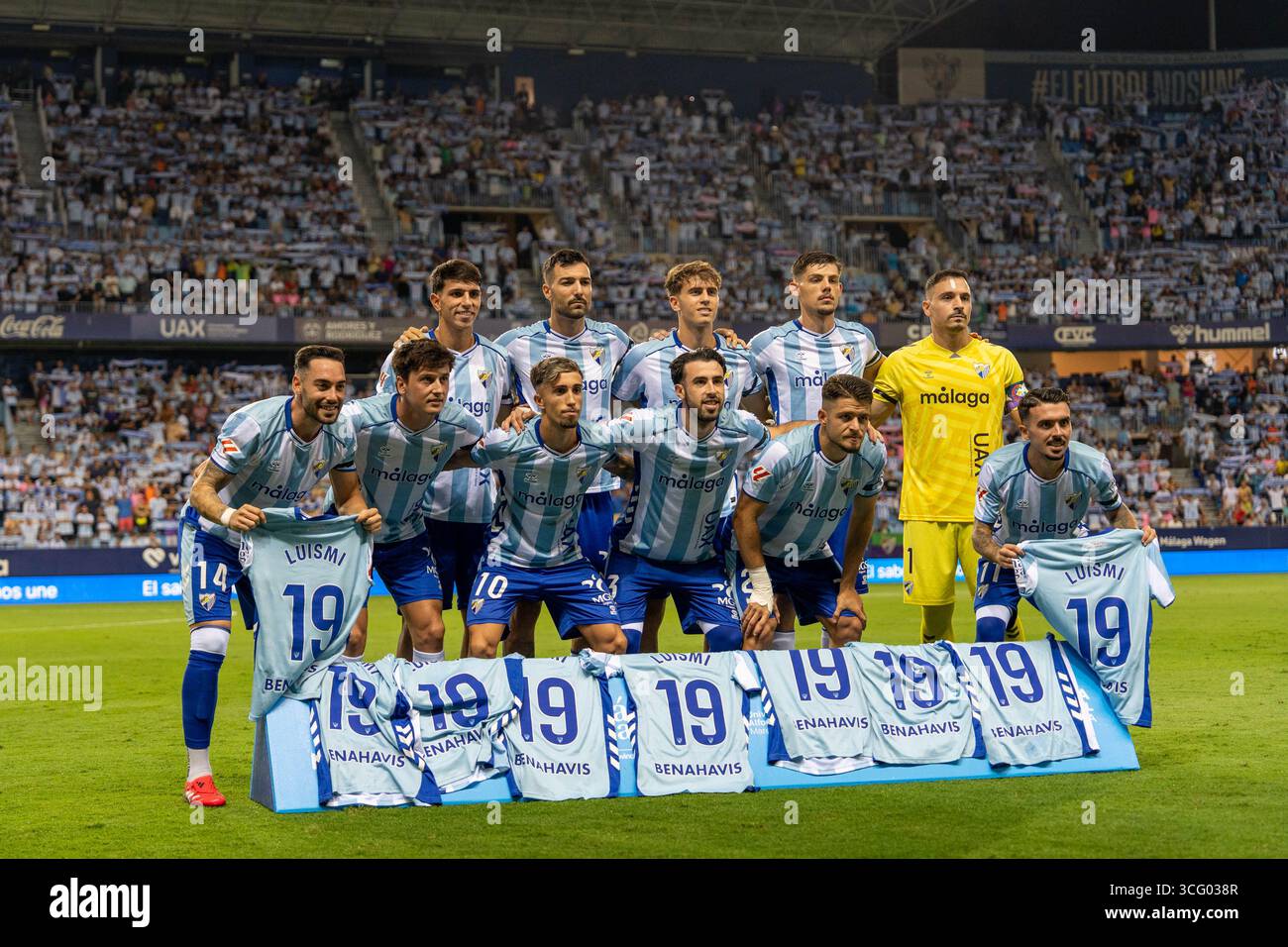 Malaga, Spagna. 24 agosto 2025. Malaga, Spagna, 24 agosto 2025 Málaga CF partenza undici omaggio a Luismi dopo aver subito un grave infortunio prima della partita Liga Hypermotion (segunda División) tra Málaga e Real Sociedad B allo stadio de la Rosaleda, Málaga, Spagna. (Andres Lopez Sheridan /SPP) credito: SPP Sport Press Photo. /Alamy Live News Foto Stock