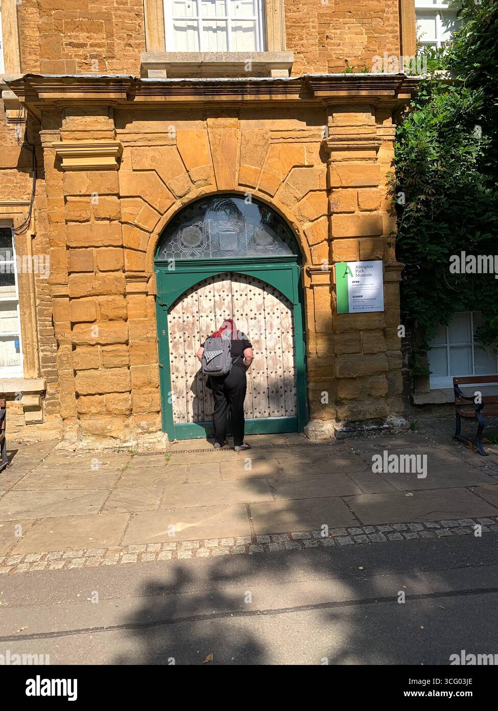 Northampton Northamptonshire Inghilterra Regno Unito British Abington Park Museum Chiesa all'esterno degli uccelli Avery Weather edifici in pietra ad arco estivo - Immagine stock catturata con smartphone