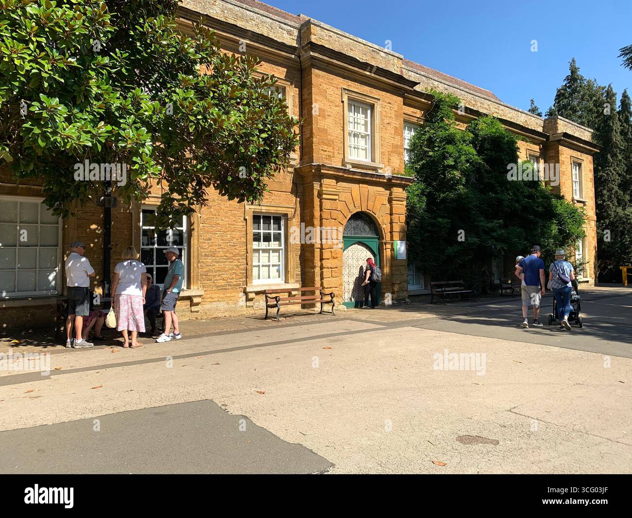 Northampton Northamptonshire Inghilterra Regno Unito British Abington Park Museum Chiesa all'esterno degli uccelli Avery Weather edifici in pietra ad arco estivo - Immagine stock catturata con smartphone