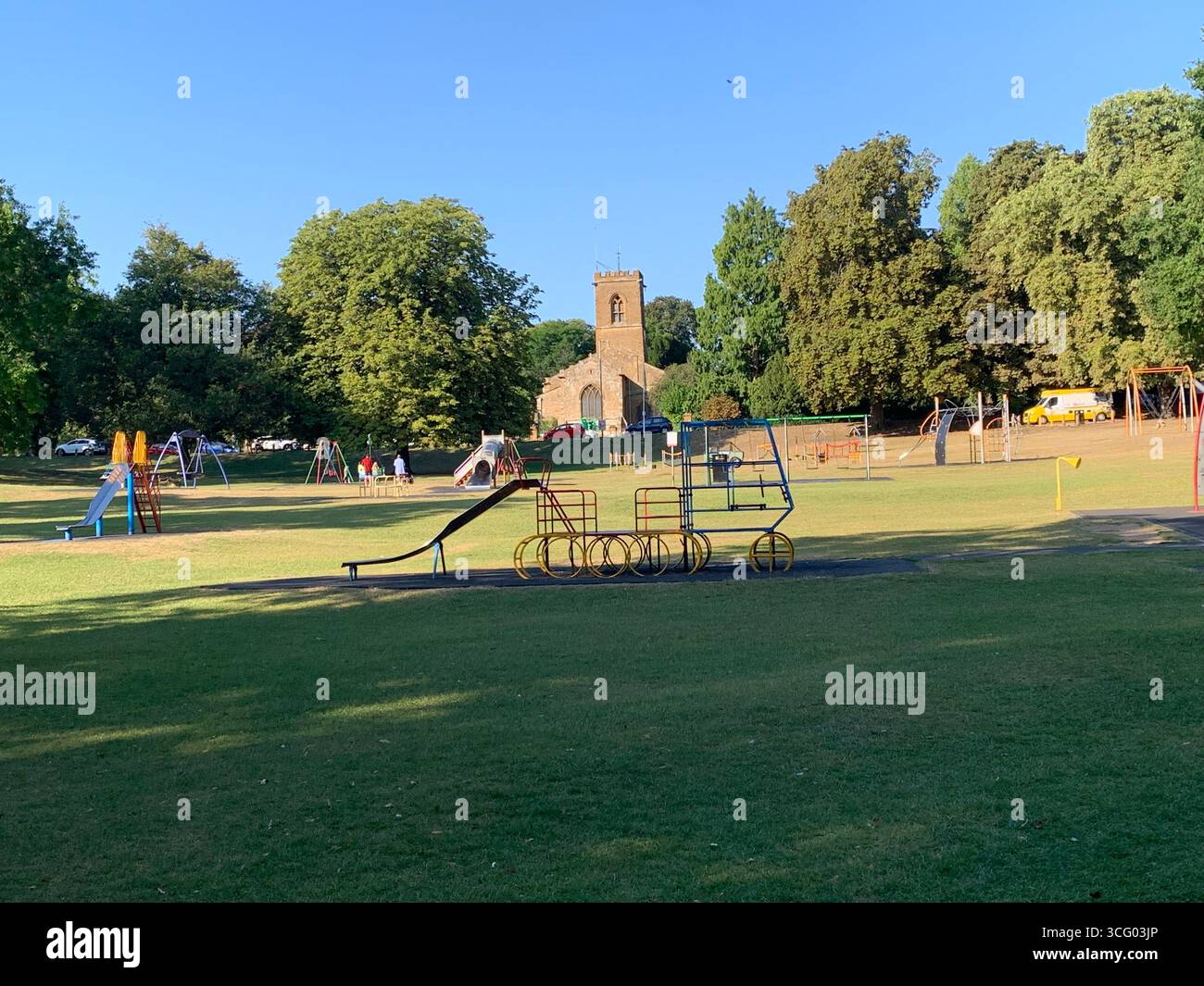 Northampton Northamptonshire Inghilterra Regno Unito British Abington Park Museum Chiesa all'esterno degli uccelli Avery Weather edifici in pietra ad arco estivo - Immagine stock catturata con smartphone