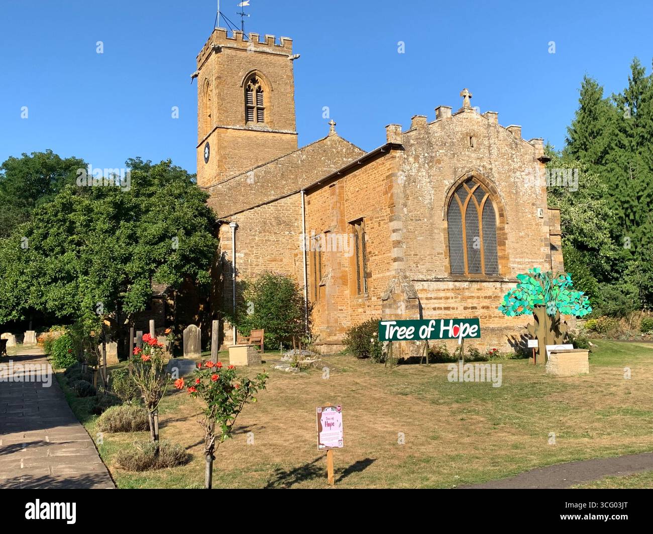 Northampton Northamptonshire Inghilterra Regno Unito British Abington Park Museum Chiesa all'esterno degli uccelli Avery Weather edifici in pietra ad arco estivo - Immagine stock catturata con smartphone