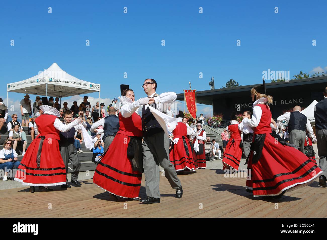Groupe folklorique d'Aoste: La Clicca. Fête de la Rioule : rencontre folklorique avec les groupes : la Chamoschire (Saint-Gervais-les-Bains), la Clic Foto Stock