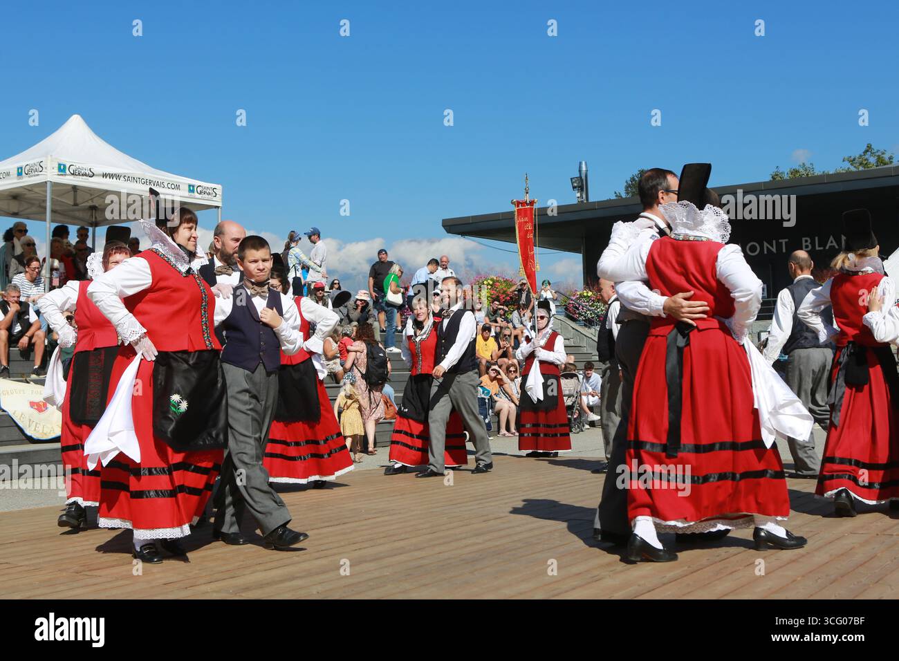 Groupe folklorique d'Aoste: La Clicca. Fête de la Rioule : rencontre folklorique avec les groupes : la Chamoschire (Saint-Gervais-les-Bains), la Clic Foto Stock
