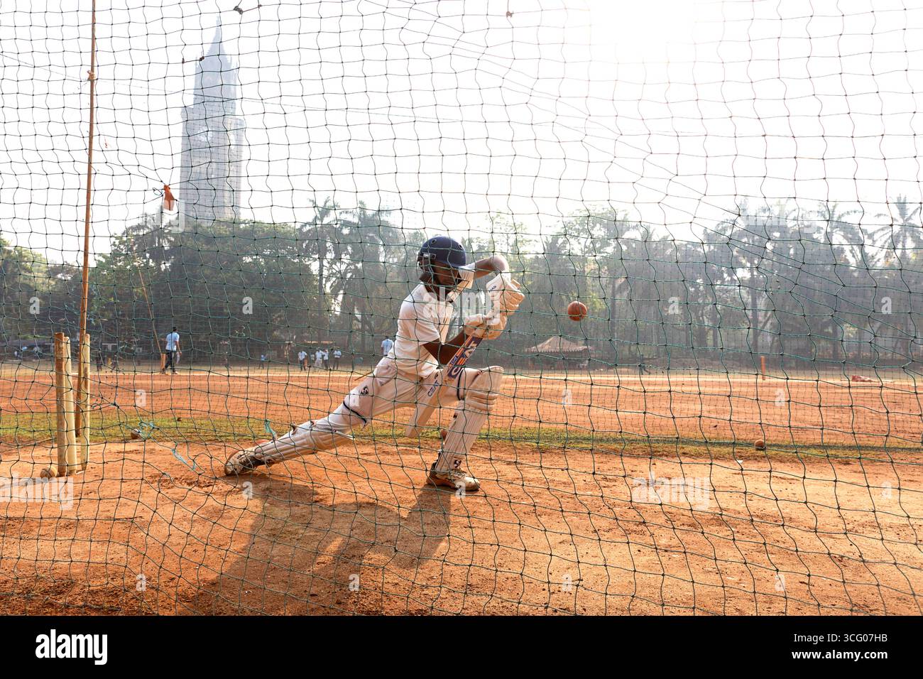 Adolescenti che allenano il cricket in una giornata di sole al mattino nel parco Oval Maidan a Bombay, Mumbai, India Foto Stock