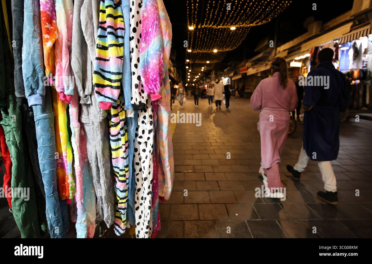 Le persone in costume per la festa ebraica di Purim si riuniscono per le strade di Gerusalemme il 13 marzo 2025. Foto di Raquel G. Frohlich. Foto Stock