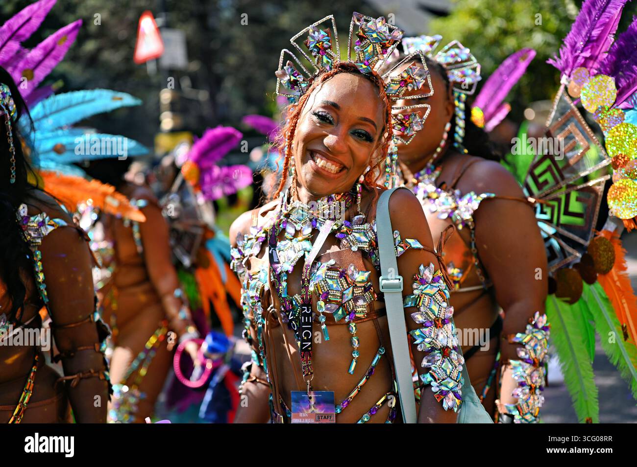 LONDRA, REGNO UNITO. 25 agosto 2025. La sfilata del Carnevale 2025 di Notting Hill è apprezzata da tutti in un'atmosfera fantastica, amichevole e tranquilla a Londra, Regno Unito. ( Credito: Vedi li/Picture Capital/Alamy Live News Foto Stock