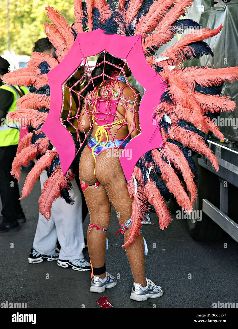 LONDRA, REGNO UNITO. 25 agosto 2025. La sfilata del Carnevale 2025 di Notting Hill è apprezzata da tutti in un'atmosfera fantastica, amichevole e tranquilla a Londra, Regno Unito. ( Credito: Vedi li/Picture Capital/Alamy Live News Foto Stock
