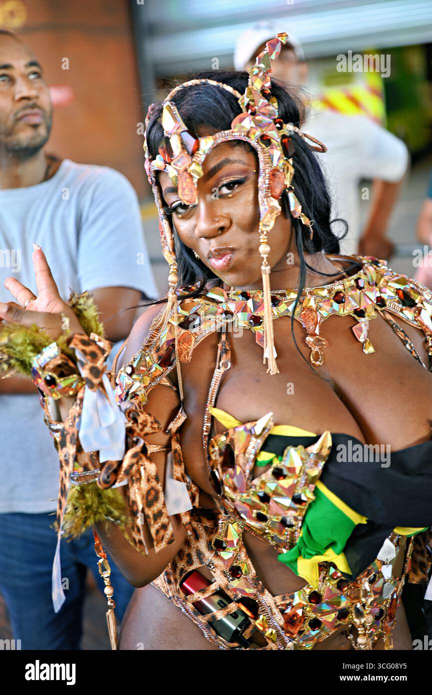 LONDRA, REGNO UNITO. 25 agosto 2025. La sfilata del Carnevale 2025 di Notting Hill è apprezzata da tutti in un'atmosfera fantastica, amichevole e tranquilla a Londra, Regno Unito. ( Credito: Vedi li/Picture Capital/Alamy Live News Foto Stock