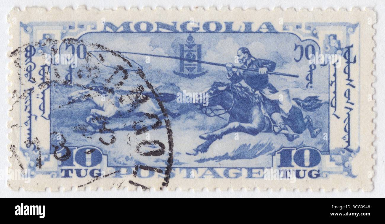 MONGOLIA - 1932 luglio 10: 10 francobollo ultramarino tögrög raffigurante l'inseguimento (Lassoing) Wild Horses, Sampilon. Equus ferus è una specie del genere Equus, che comprende come sottospecie il cavallo domestico moderno (Equus ferus caballus) e il cavallo di Przewalski in via di estinzione (Equus ferus przewalskii). Il cavallo selvatico europeo, noto anche come tarpan, che si estinse tra la fine del XIX e l'inizio del XX secolo è stato precedentemente classificato come sottospecie di cavallo selvatico (Equus ferus ferus) Foto Stock