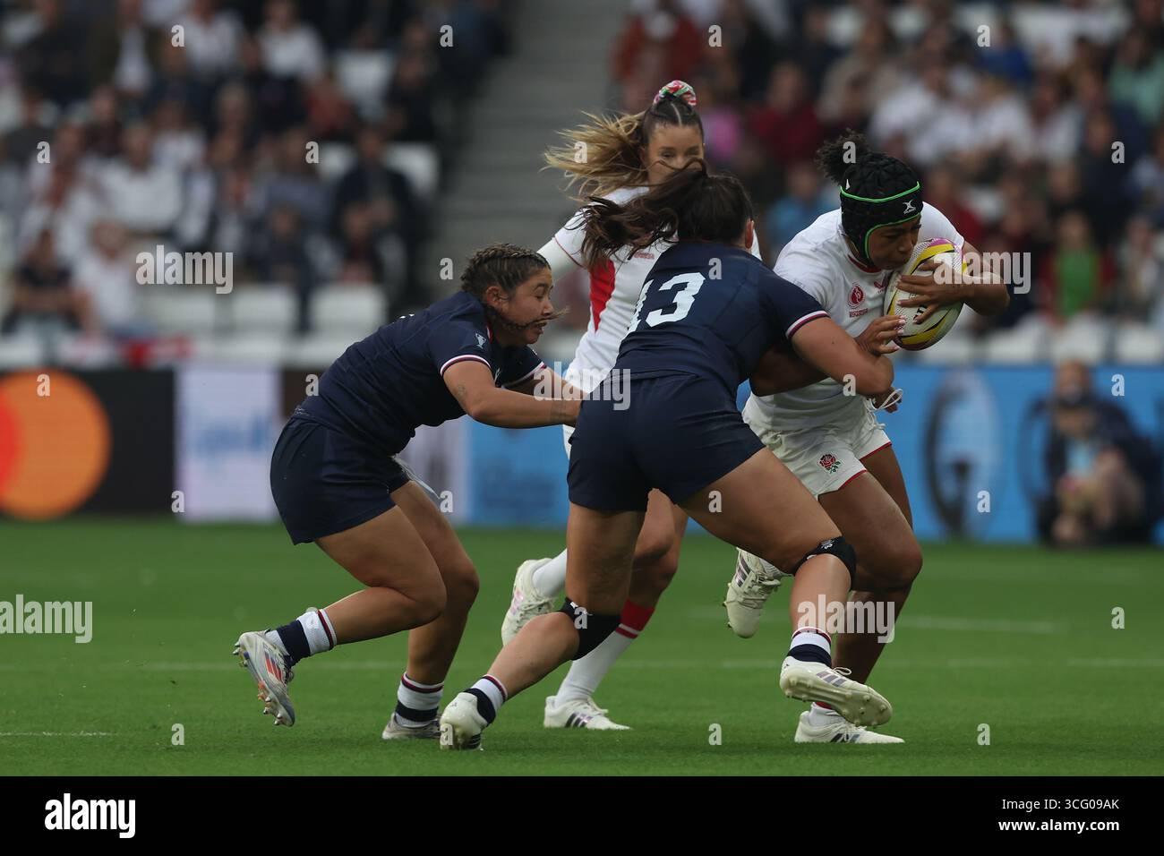 L'inglese Sadia Kabeya combatte con l'americana Ilona Maher durante la Women's Rugby World Cup 2025 Pool, Una partita tra Inghilterra e Stati Uniti d'America allo Stadium of Light di Sunderland, venerdì 22 agosto 2025. (Foto: Mark Fletcher | mi News) crediti: MI News & Sport /Alamy Live News Foto Stock