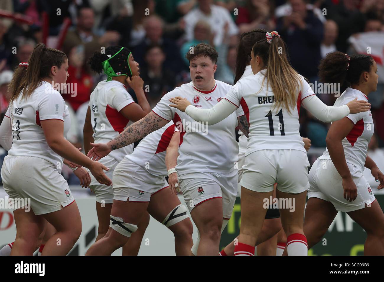 Le giocatrici inglesi celebrano una prova di Sadia Kabeya durante il Women's Rugby World Cup 2025 Pool Una partita tra Inghilterra e Stati Uniti d'America allo Stadium of Light di Sunderland venerdì 22 agosto 2025. (Foto: Mark Fletcher | mi News) crediti: MI News & Sport /Alamy Live News Foto Stock
