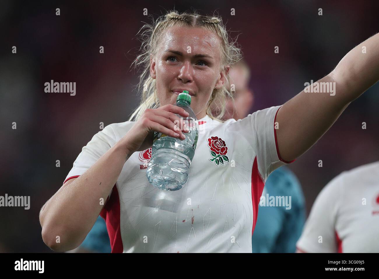 Rosie Galligan, inglese, ondeggia alla folla dopo la Coppa del mondo di rugby femminile 2025 Pool, Una partita tra Inghilterra e Stati Uniti d'America allo Stadium of Light di Sunderland, venerdì 22 agosto 2025. (Foto: Mark Fletcher | mi News) crediti: MI News & Sport /Alamy Live News Foto Stock
