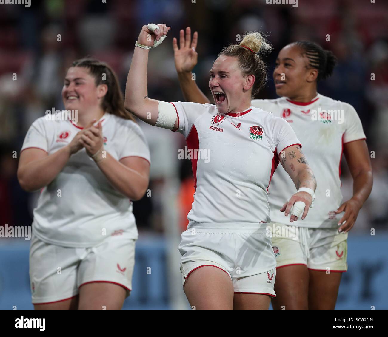 L'inglese Megan Jones affiancato da Sarah Bern (l) e Sadia Kabeya (r) durante la Women's Rugby World Cup 2025 Pool Una partita tra Inghilterra e Stati Uniti d'America allo Stadium of Light di Sunderland venerdì 22 agosto 2025. (Foto: Mark Fletcher | mi News) crediti: MI News & Sport /Alamy Live News Foto Stock