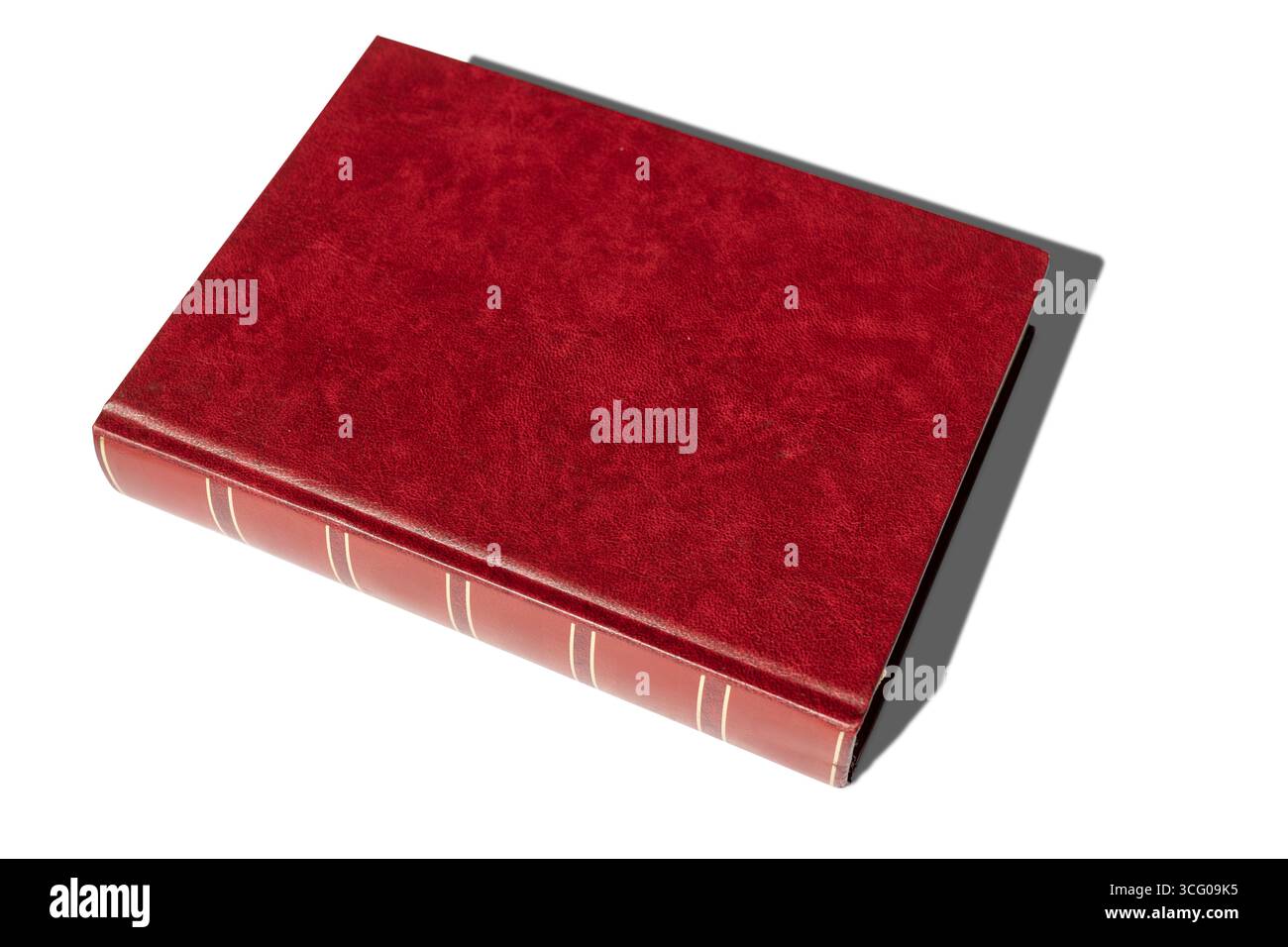 Libro rosso vintage isolato su sfondo bianco, perfetto per modelli e modelli Foto Stock