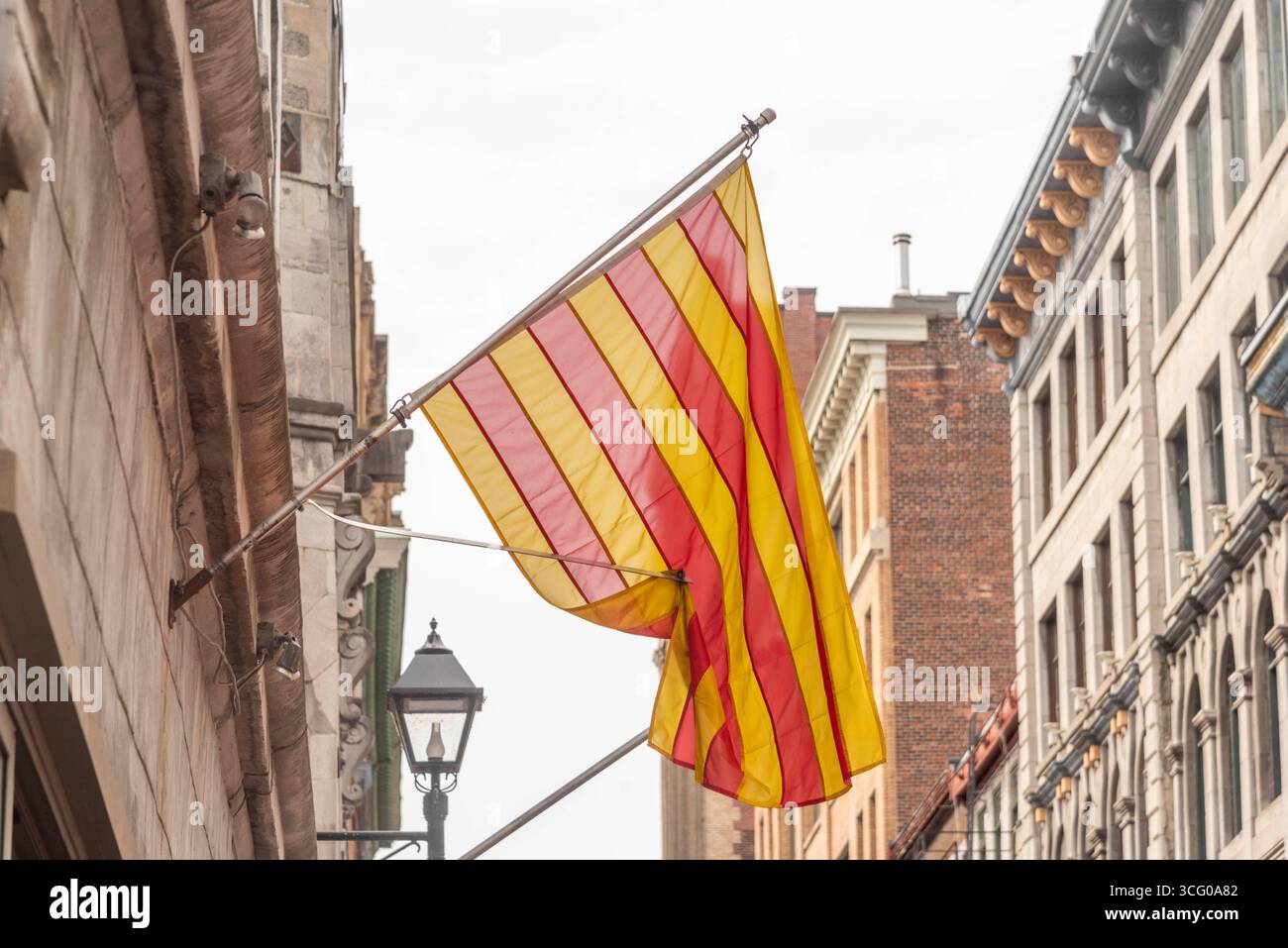 La bandiera della Catalogna o di Senyera su tre pali di bandiera Foto Stock