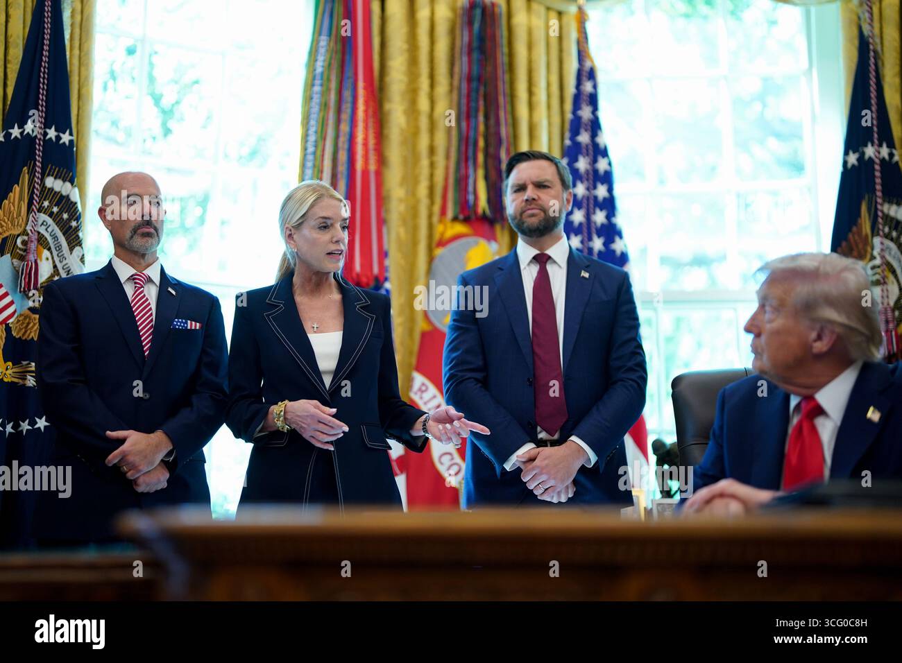 Da sinistra a destra: Terrance C Cole, amministratore. La Drug Enforcement Administration (DEA) e il Commissario federale ad interim del Dipartimento di polizia metropolitana del Distretto di Columbia (MPD); il procuratore generale degli Stati Uniti Pam Bondi; il vicepresidente degli Stati Uniti JD Vance e il presidente degli Stati Uniti Donald J Trump durante la firma di un ordine esecutivo presso l'Ufficio ovale della Casa Bianca a Washington, DC, USA, lunedì 25 agosto, 2025. Trump sta firmando due ordini esecutivi lunedì con l'obiettivo di porre fine alla cauzione senza contanti a Washington e a livello nazionale, segnando l'ultima mossa nell'agenda dell'amministrazione per reprimere la criminalità. Crediti: Al Drago Foto Stock