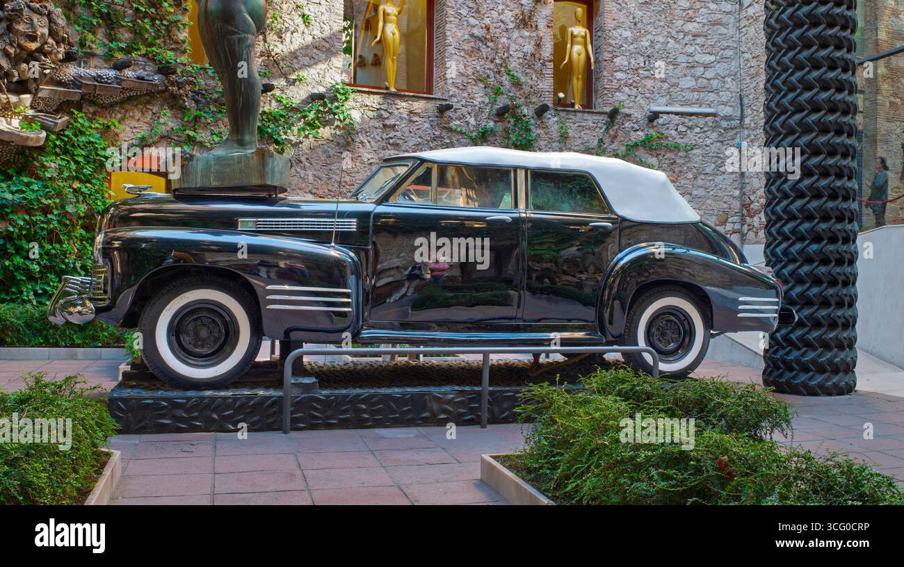 Teatro-Museo-Dali. Scultura di auto d'epoca surreale presso il Teatro-Museo Dalí di Figueres, Spagna. Foto Stock