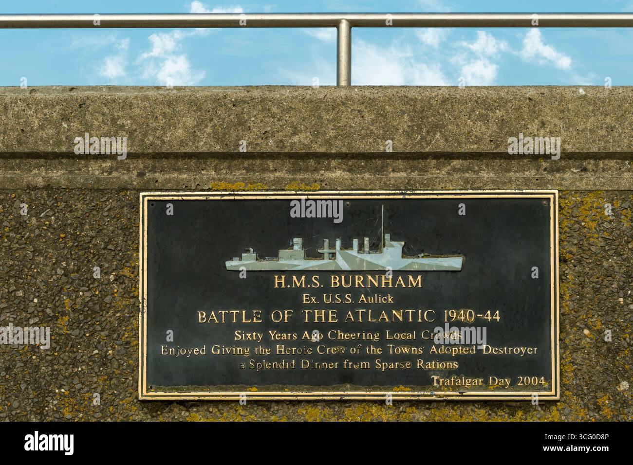 Burnham-on-Sea, Somerset - la targa dedicata alla HMS Burnham sulla diga di Burnham-on-Sea nel Somerset. Foto Stock