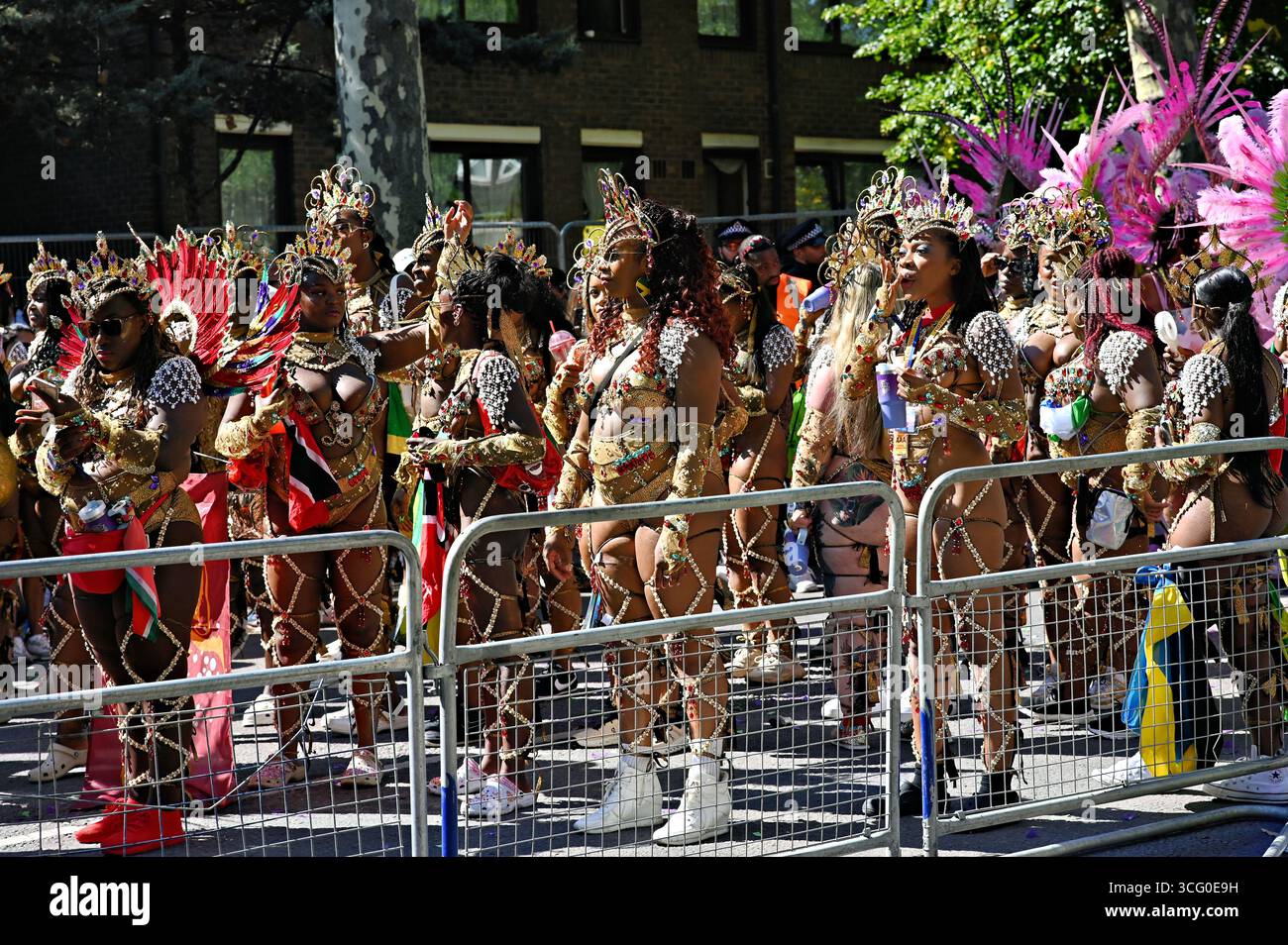 LONDRA, REGNO UNITO. 25 agosto 2025. La sfilata del Carnevale 2025 di Notting Hill è apprezzata da tutti in un'atmosfera fantastica, amichevole e tranquilla a Londra, Regno Unito. ( Credito: Vedi li/Picture Capital/Alamy Live News Foto Stock