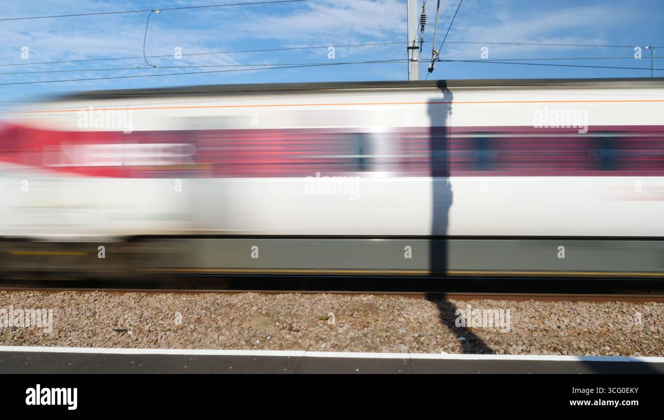 Un treno LNER Azuma attraversa la stazione di Peterborough in viaggio verso Edimburgo, Scozia. Foto Stock