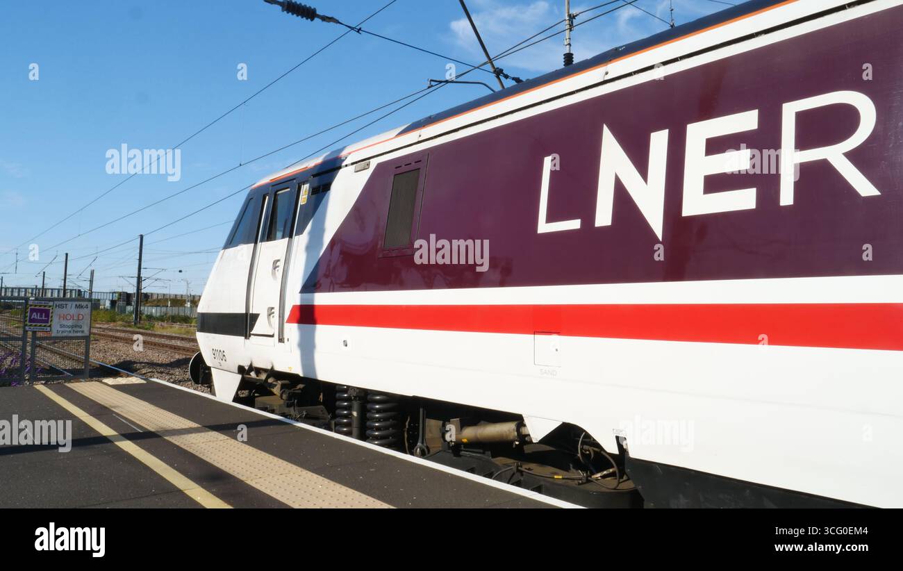 Un LNER Intercity 225 presso la stazione di Peterborough in rotta verso il nord dell'Inghilterra Foto Stock