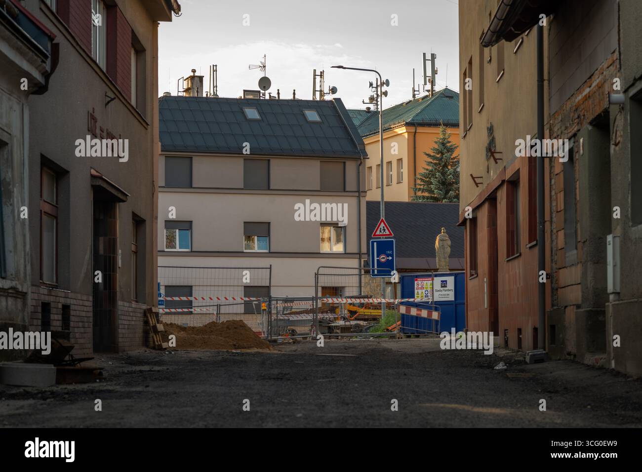 Ricostruzione delle strade nelle calde serate estive a Vysoke nad Jizerou CZ 08 09 2025 Foto Stock