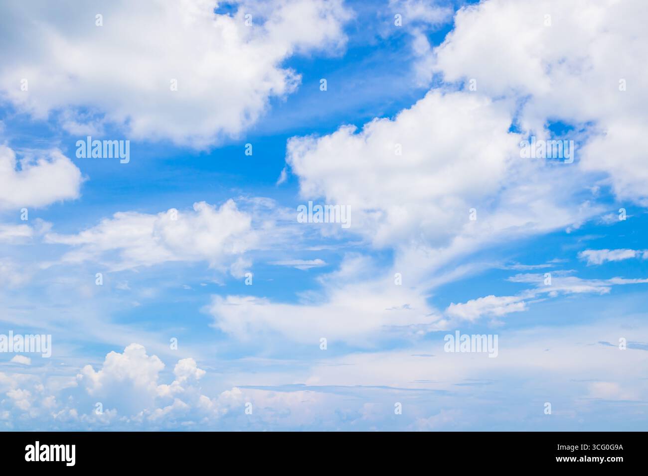 Splendida nuvola bianca soffice su sfondo blu cielo. Foto Stock