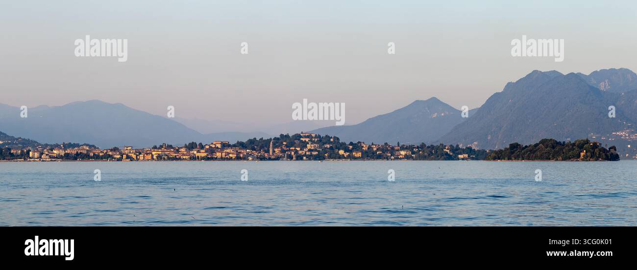 Vista panoramica della lontana cittadina di Verbania sul lago maggiore con l'isola madre e le montagne sullo sfondo, l'Italia. Foto Stock