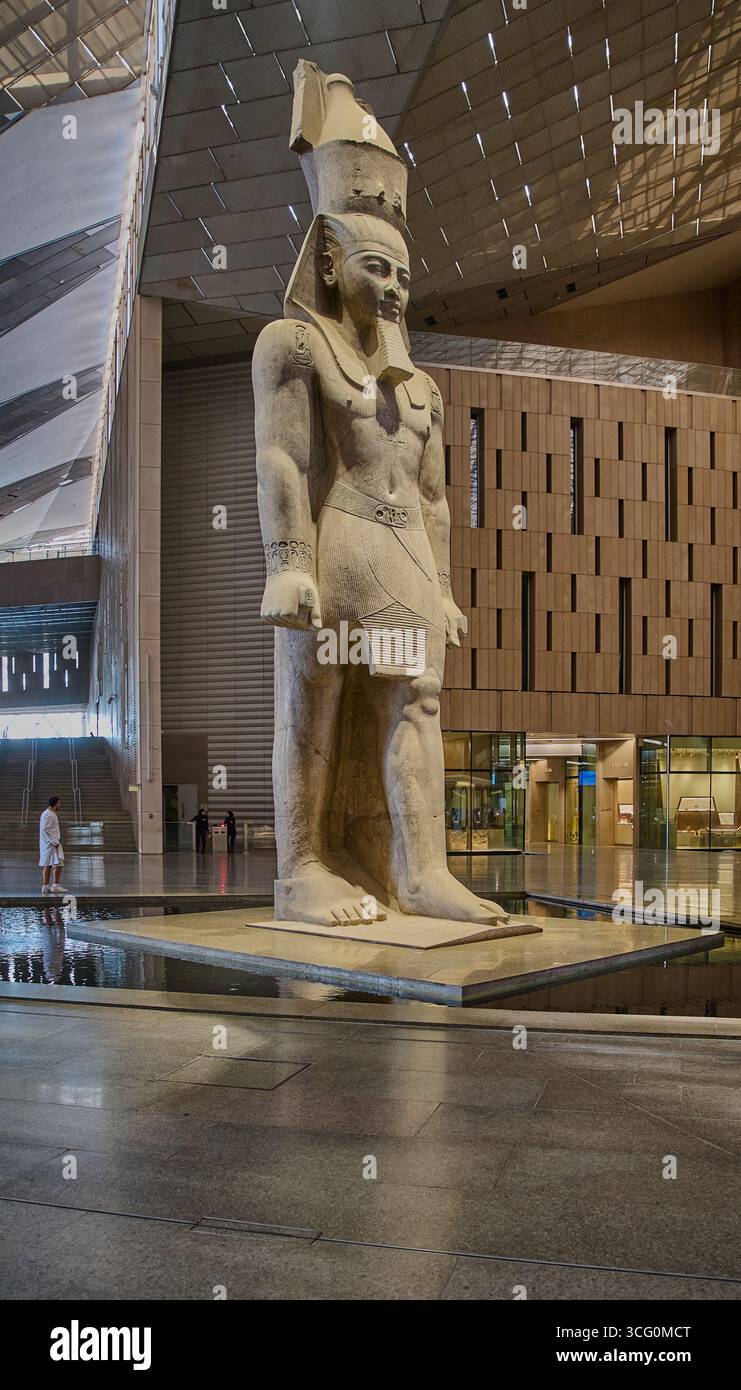 La Statua di Ramses II nel grande Museo Egizio o Museo di Giza, un museo archeologico a Giza, Egitto, a 2 chilometri dalle piramidi di Giza Foto Stock