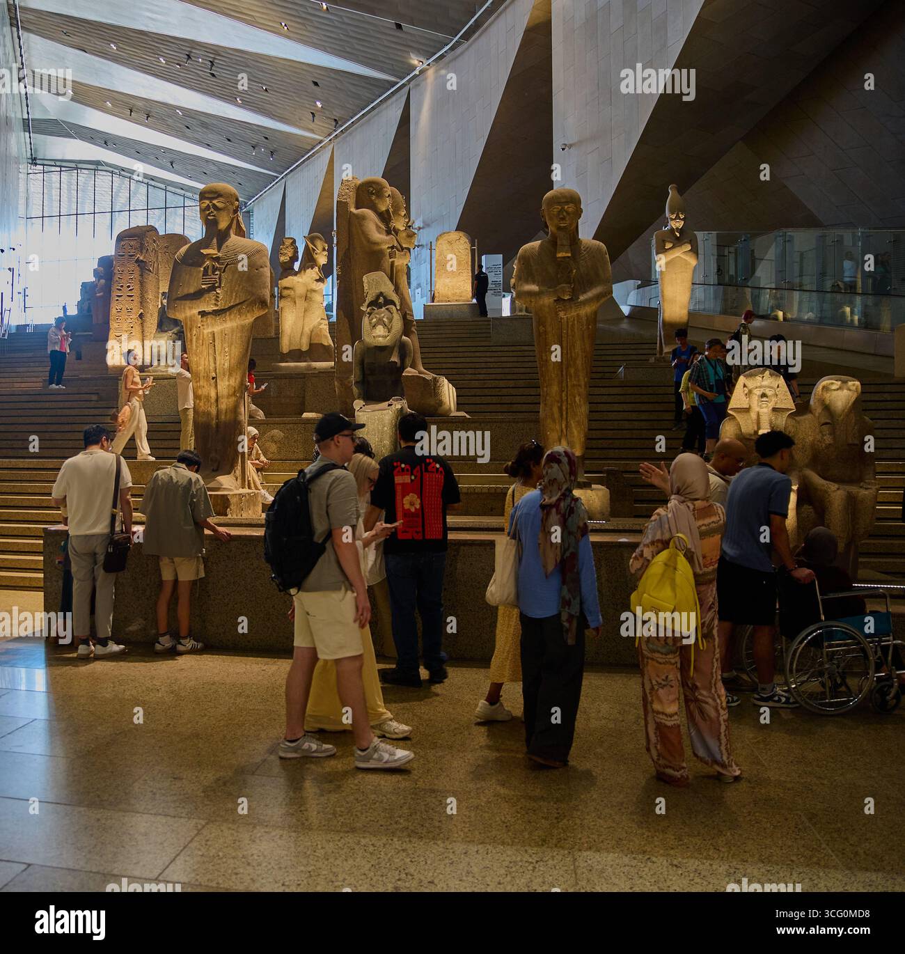 Il grande Museo Egizio o il Museo di Giza, un museo archeologico a Giza, in Egitto, a circa 2 chilometri dal complesso piramidale di Giza. Immagine interna Foto Stock