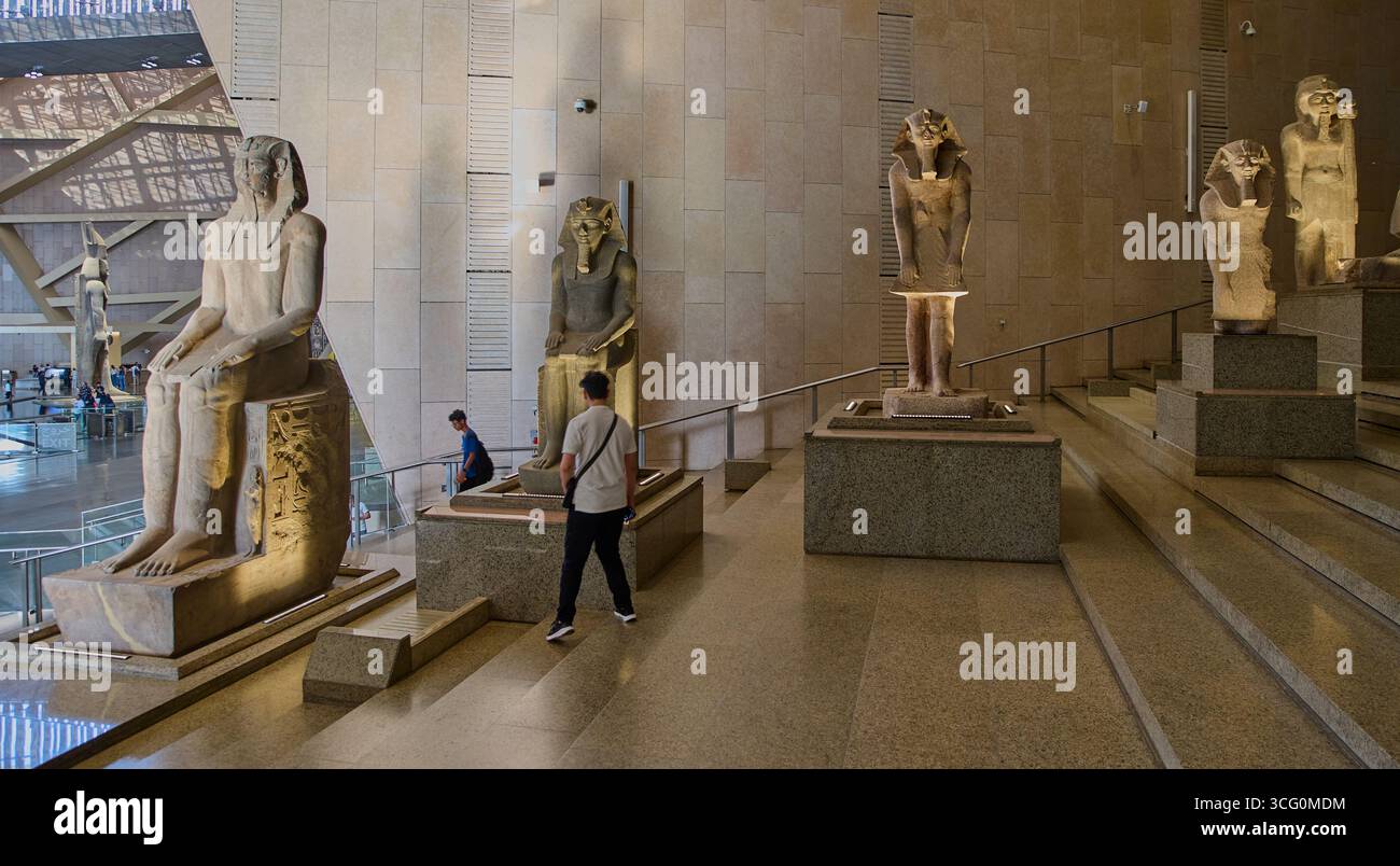 Il grande Museo Egizio o il Museo di Giza, un museo archeologico a Giza, in Egitto, a circa 2 chilometri dal complesso piramidale di Giza. Immagine interna Foto Stock