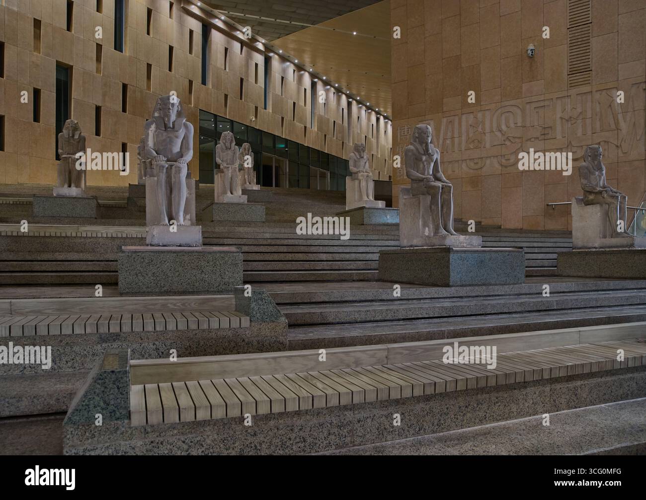 Il grande Museo Egizio o il Museo di Giza, un museo archeologico a Giza, in Egitto, a circa 2 chilometri dal complesso piramidale di Giza. Immagine interna Foto Stock