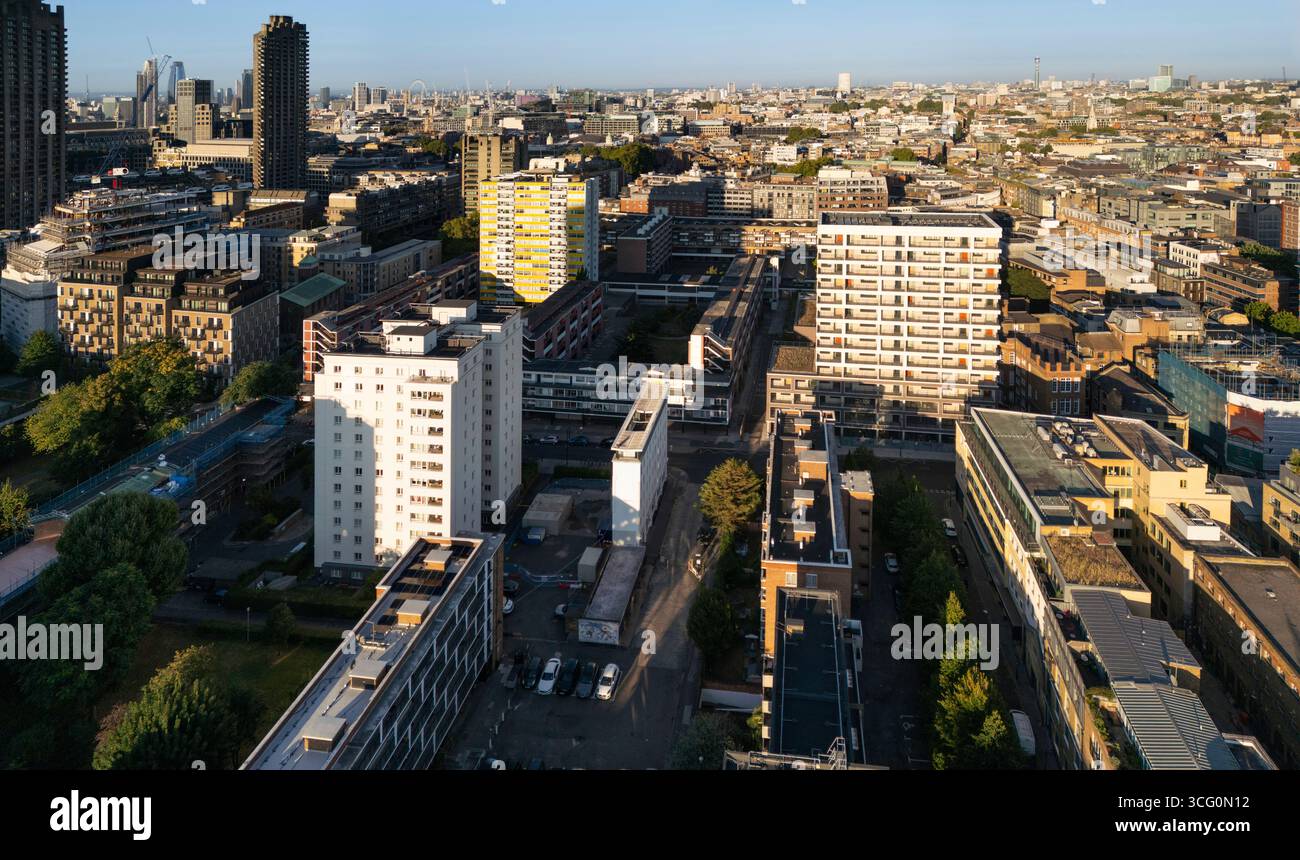 Vista aerea della Golden Lane Estate a Londra, Regno Unito, che mostra la sua architettura unica e la pianificazione urbana. Il London Eye è visibile in lontananza. Foto Stock