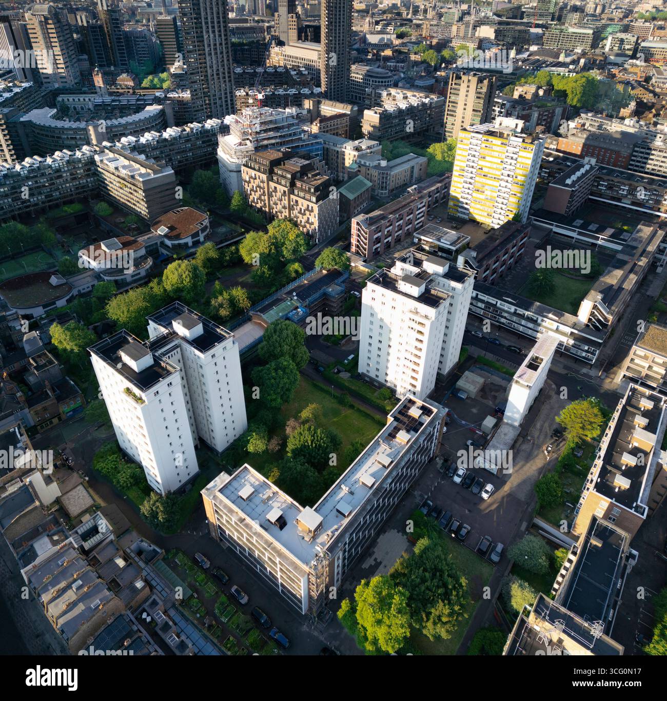 Vista aerea della tenuta Golden Lane di Londra, Regno Unito. Costruito negli anni '1950, è un complesso residenziale modernista noto per il suo design innovativo. Foto Stock