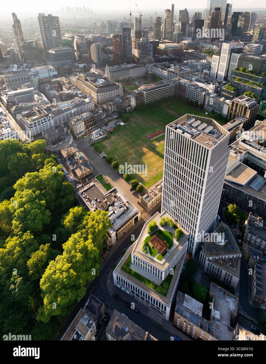 Vista aerea dello skyline di Londra, con i terreni della Honourable Artillery Company (HAC). L'HAC è un ente di beneficenza che sostiene l'esercito britannico. Foto Stock