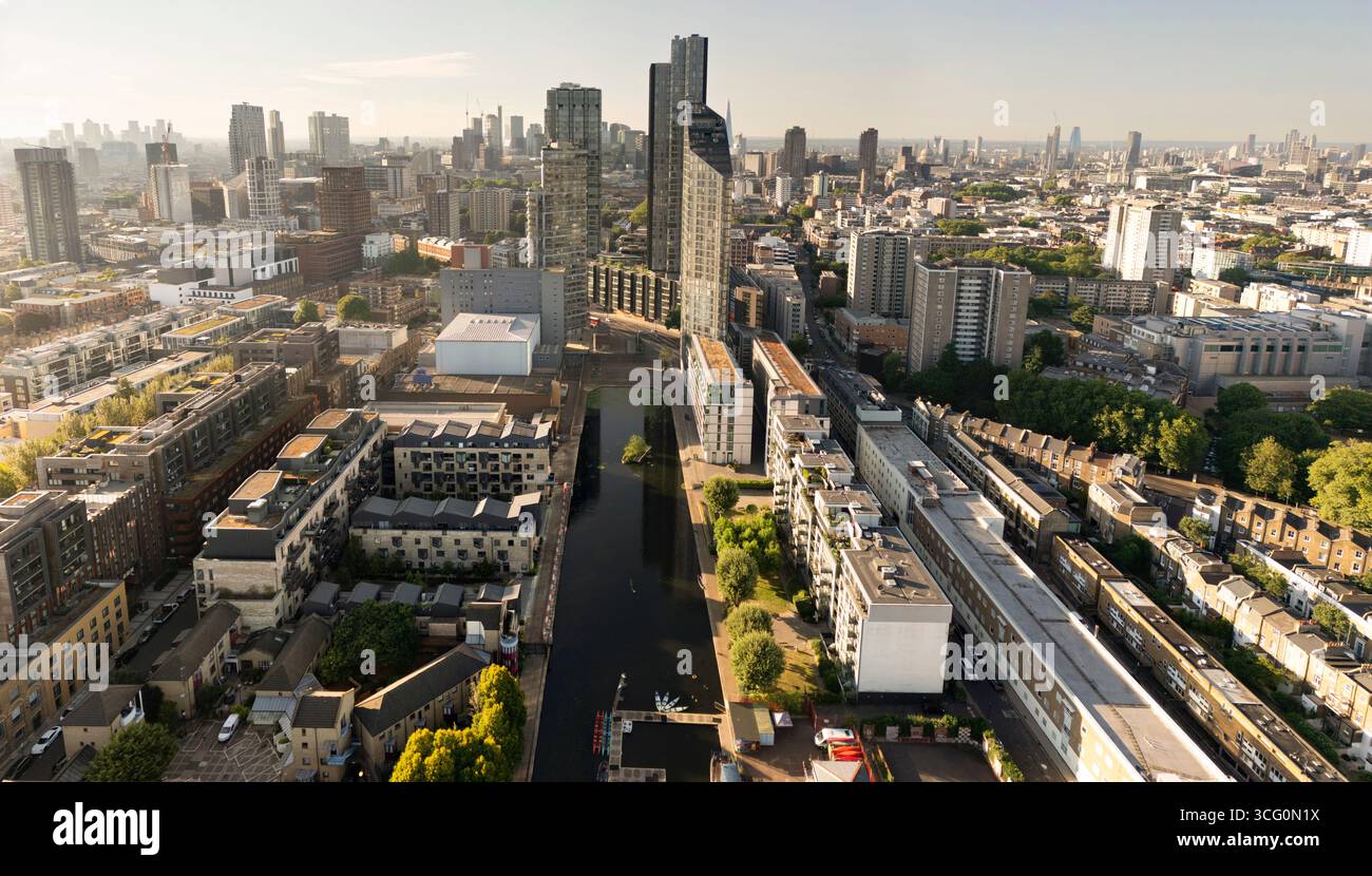 Vista aerea del bacino di City Road a Londra, Regno Unito. Il bacino fornisce ormeggio per barche e uno spazio tranquillo nel paesaggio urbano. Foto Stock