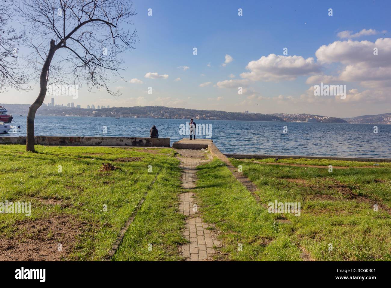 Vista tranquilla dello stretto del Bosforo di Istanbul con lo skyline della città e la gente Foto Stock