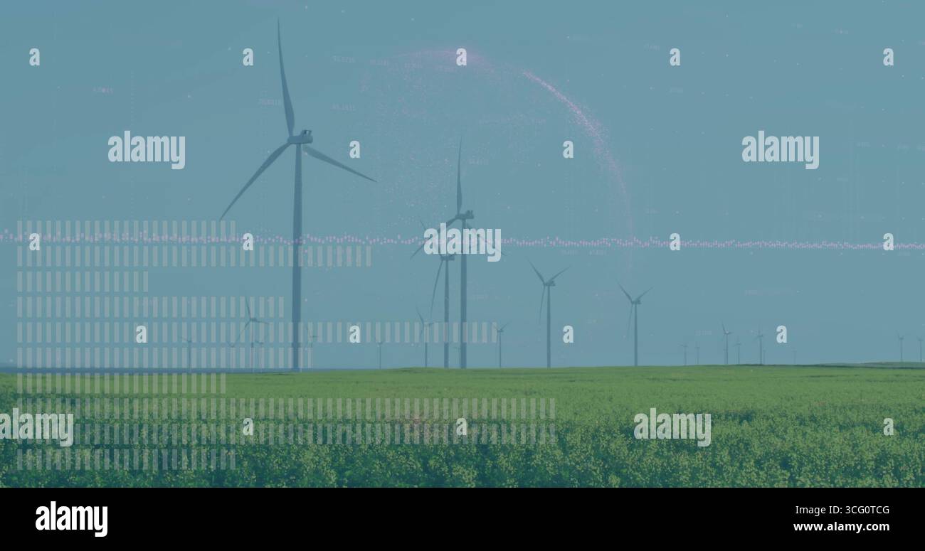 Grande turbina eolica che gira su un campo agricolo, con colture verdi e turbine distanti Foto Stock