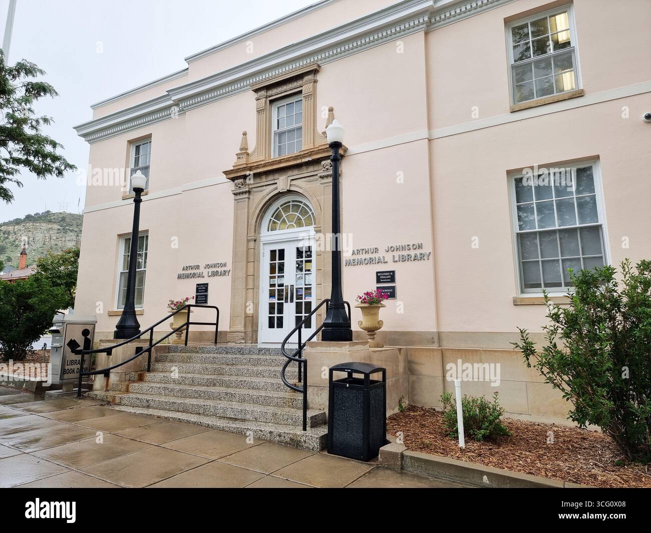 Ingresso dell'edificio della Arthur Johnson Memorial Library a Raton NEW MEXICO, Stati Uniti, nell'ex edificio degli uffici postali - Immagine stock catturata con smartphone