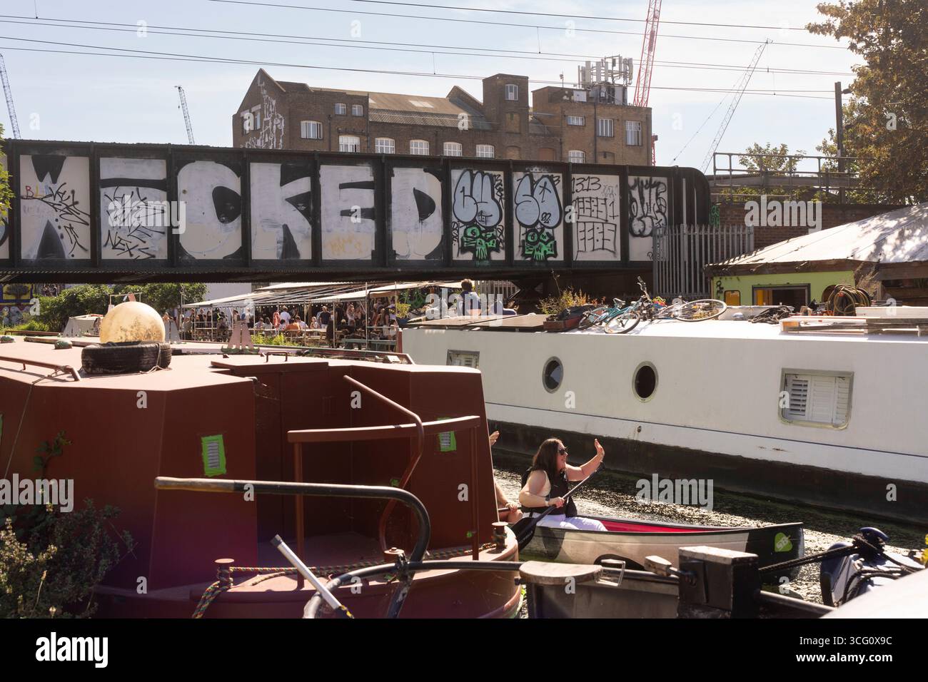 I pagaiatori saltano da una canoa sul Regent's Canal a Londra, vicino a Hackney Wick Foto Stock